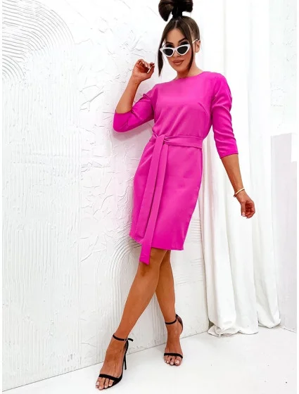 Klasické šaty ve fuchsijové barvě s páskem pro zavazování model 19764294 - Moon Klasické šaty ve fuchsijové barvě s páskem pro zavazování model 19764294 - Moon