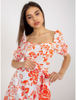 Midi šaty s bielym a oranžovým vzorom