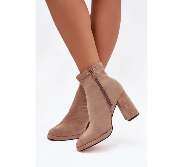 Dámské kotníkové boty z eko semiše na podpatku béžové model 21788083 - Boto Dámské kotníkové boty z eko semiše na podpatku béžové model 21788083 - Boto
