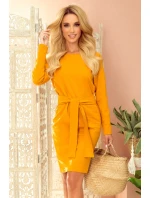 Dámské šaty v hořčicové barvě se širokým páskem pro zavazování model 14001503 - numoco Dámské šaty v hořčicové barvě se širokým páskem pro zavazování model 14001503 - numoco