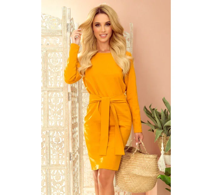 Dámské šaty v hořčicové barvě se širokým páskem pro zavazování model 14001503 - numoco Dámské šaty v hořčicové barvě se širokým páskem pro zavazování model 14001503 - numoco