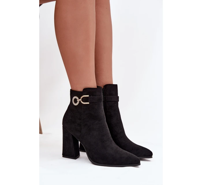 Dámska zateplená členková obuv z eko semišu na stĺpiku so zdobením - čierna Lymall Dámska zateplená členková obuv z eko semišu na stĺpiku so zdobením - čierna Lymall