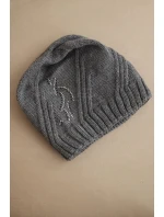 Dámská zimní čepice s vlnou volného střihu model 21782995 grafitová - K-Fashion Dámská zimní čepice s vlnou volného střihu model 21782995 grafitová - K-Fashion