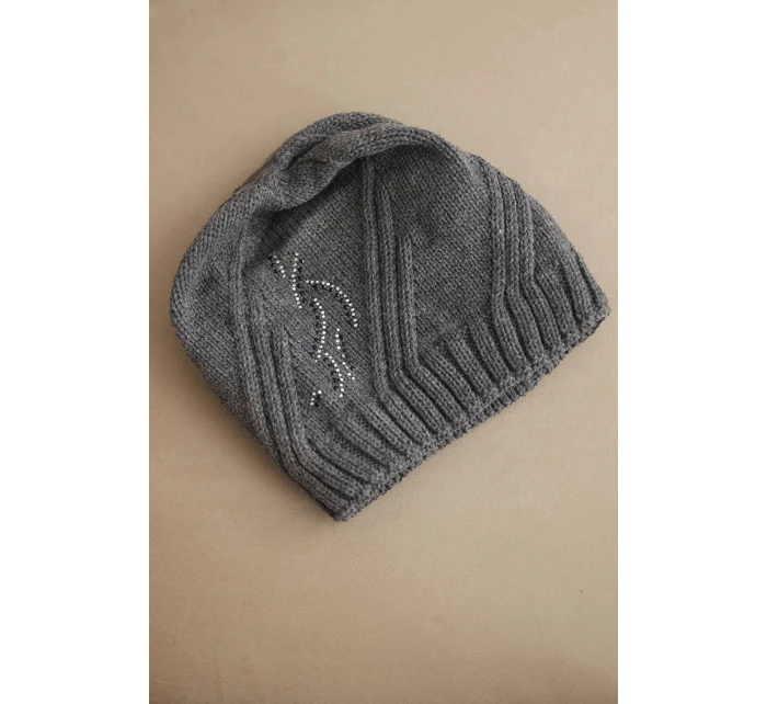 Dámská zimní čepice s vlnou volného střihu model 21782995 grafitová - K-Fashion Dámská zimní čepice s vlnou volného střihu model 21782995 grafitová - K-Fashion