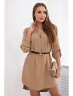 Šaty s dlhším chrbtom a pásom béžovej farby