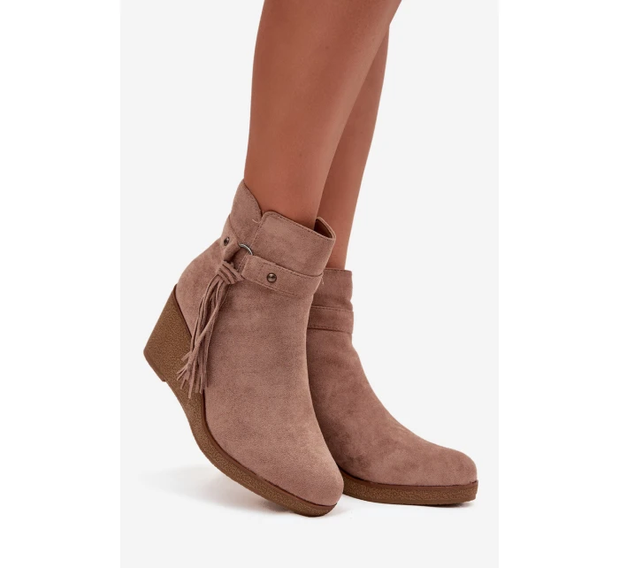 Zateplené dámské kotníkové boty na platformě s třásněmi béžové model 21711536 - Boto Zateplené dámské kotníkové boty na platformě s třásněmi béžové model 21711536 - Boto