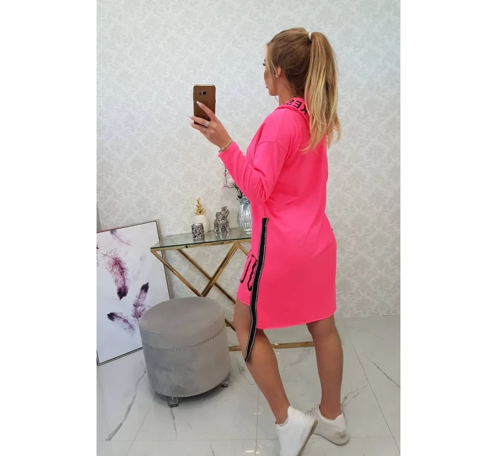 Šaty s kapucí a potiskem růžové neonové Šaty s kapucí a potiskem růžové neonové