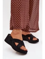 Dámské pantofle na platformě z eko semiše černé Calorine