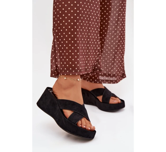 Dámské pantofle na platformě z eko semiše černé Calorine