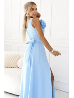 maxi šaty s květinou na a rozparkem modré model 22108483 - numoco