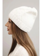 Dámská zimní čepice z vlny a s geometrickým vzorem model 21753195 bílá - K-Fashion Dámská zimní čepice z vlny a s geometrickým vzorem model 21753195 bílá - K-Fashion