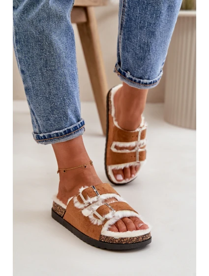 Dámské Pantofle S Přezkami A Kožíškem Camel model 21670224 - Boto Dámské Pantofle S Přezkami A Kožíškem Camel model 21670224 - Boto