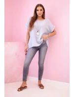 Mušelínová blúzka s fuchsiovým náhrdelníkom Mušelínová blúzka s fuchsiovým náhrdelníkom