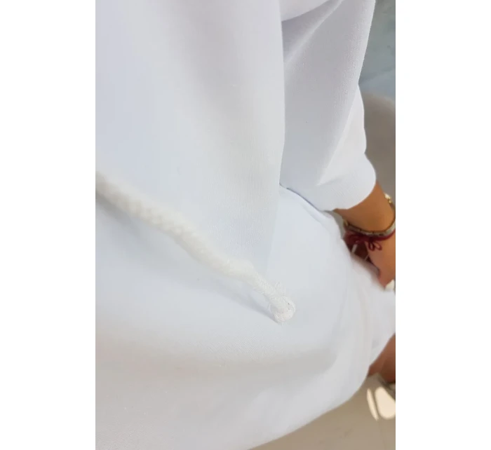 Šaty s kapucňou a dlhším chrbtom biele