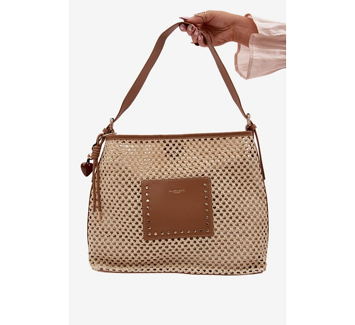 Beige kabelka s pleteným a přívěskem na léto Fayette