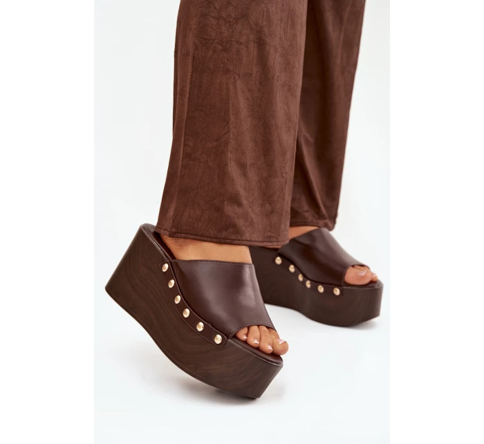 Dámské nazouváky na platformě s čokoládové model 21918831 - Boto Dámské nazouváky na platformě s čokoládové model 21918831 - Boto