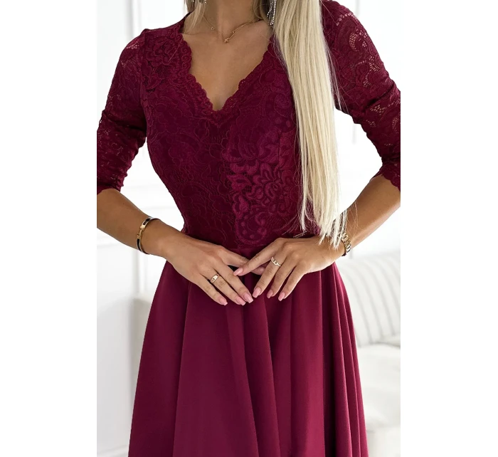 AMBER Elegantní dlouhé dámské maxi šaty ve vínové bordó barvě s krajkovým výstřihem model 19047931 - numoco