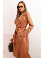 Dámsky semišový kabát s viazaním v páse, golierom a gombíkmi camel