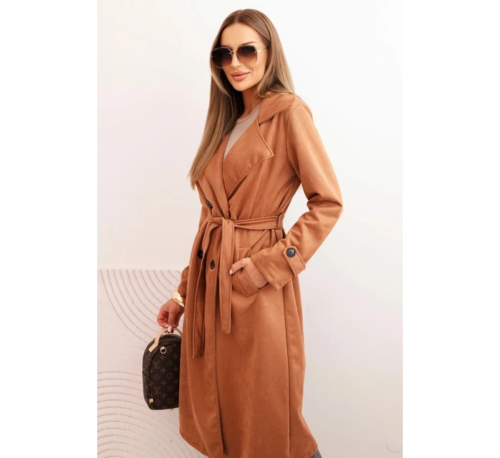 Dámsky semišový kabát s viazaním v páse, golierom a gombíkmi camel