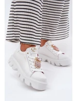 Kožené tenisky s ozdobnou broží  bílé model 21694817 - CheBello