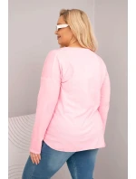 Dámska blúzka v nadmernej veľkosti s véčkovým výstrihom a dlhšou zadnou časťou svetlo ružová Dámska blúzka v nadmernej veľkosti s véčkovým výstrihom a dlhšou zadnou časťou svetlo ružová