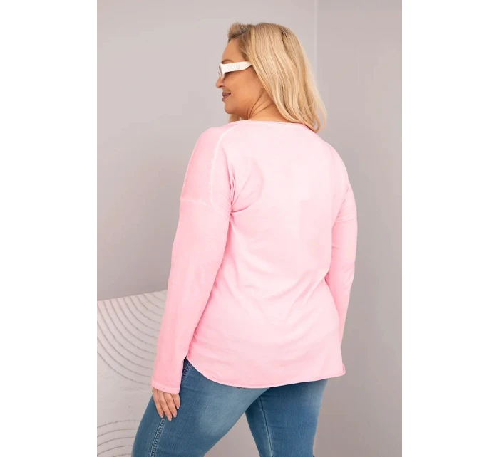 Dámska blúzka v nadmernej veľkosti s véčkovým výstrihom a dlhšou zadnou časťou svetlo ružová Dámska blúzka v nadmernej veľkosti s véčkovým výstrihom a dlhšou zadnou časťou svetlo ružová