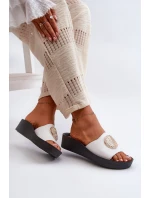 Zazoo 2920 Skórzane Klapki Damskie Na Koturnie Ze Złotym Detalem Białe Zazoo 2920 Skórzane Klapki Damskie Na Koturnie Ze Złotym Detalem Białe