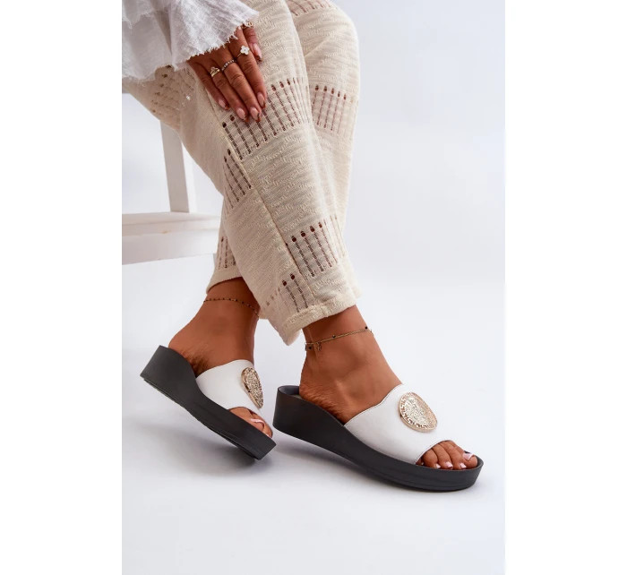 Zazoo 2920 Skórzane Klapki Damskie Na Koturnie Ze Złotym Detalem Białe Zazoo 2920 Skórzane Klapki Damskie Na Koturnie Ze Złotym Detalem Białe