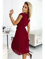 POLINA - Dámske plisované šaty vo vínovej bordovej farbe s výstrihom a volánikmi 374-2