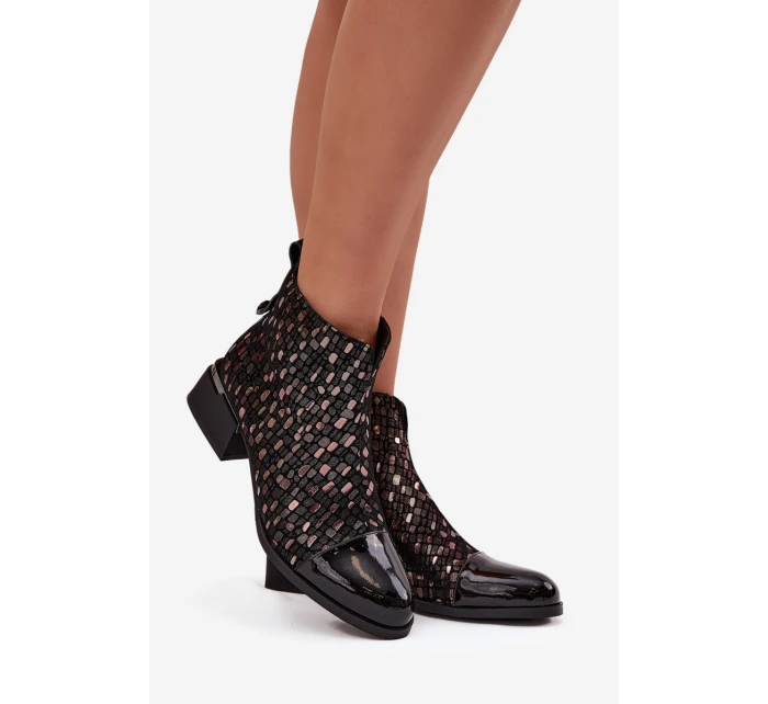 Lakované dámské kotníkové boty z pravé kůže na nízkém podpatku model 21713808 Černé - D&A