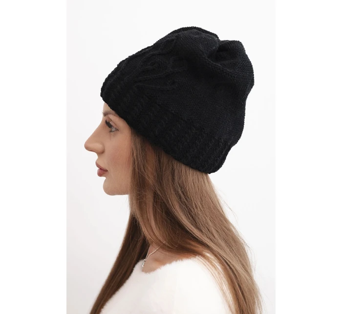 Dámska zimná vlnená čiapka s ozdobným razením K474 čierna