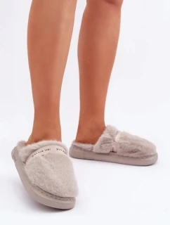 Šedé kožušinové papuče s ozdobným remienkom Savalithea