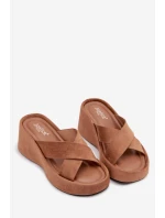 Dámské pantofle na platformě z eko semiše hnědé model 21919342 - Boto