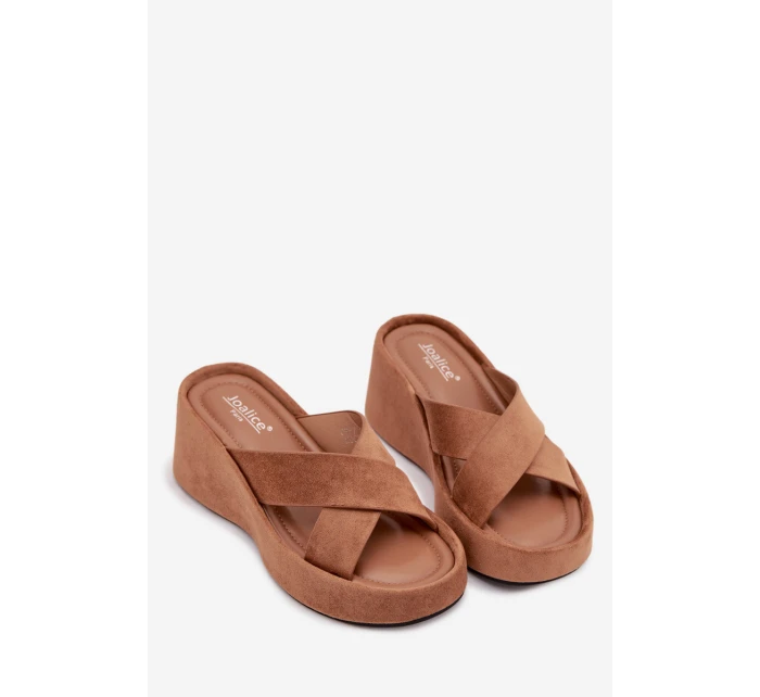 Dámské pantofle na platformě z eko semiše hnědé model 21919342 - Boto