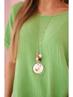 Mušelínová blúzka s olivovým náhrdelníkom Mušelínová blúzka s olivovým náhrdelníkom