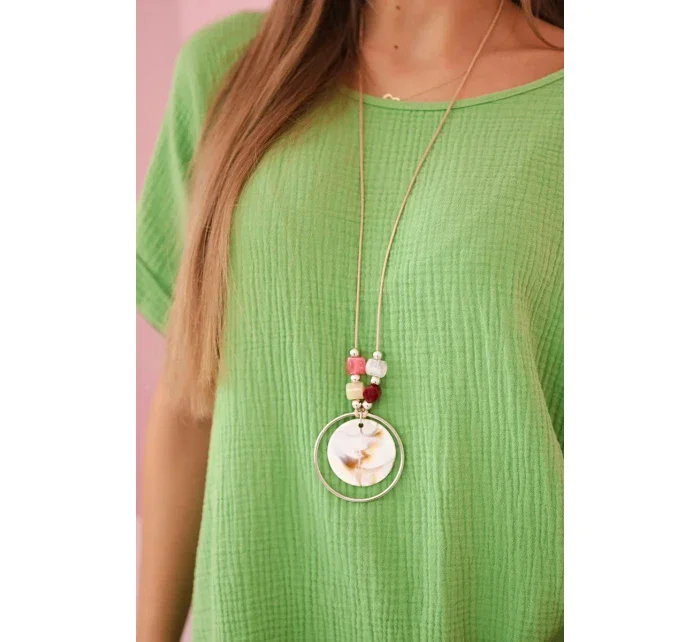 Mušelínová blúzka s olivovým náhrdelníkom Mušelínová blúzka s olivovým náhrdelníkom