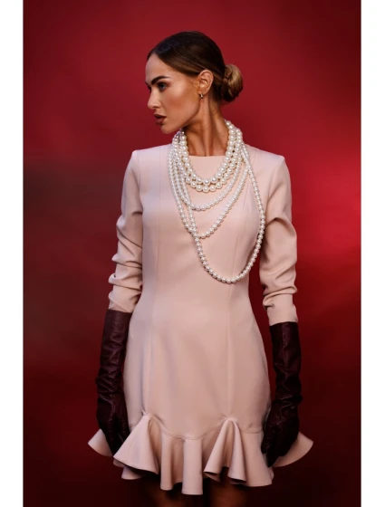 model 21296123 Šaty s volánkovým lemem béžové - Moe