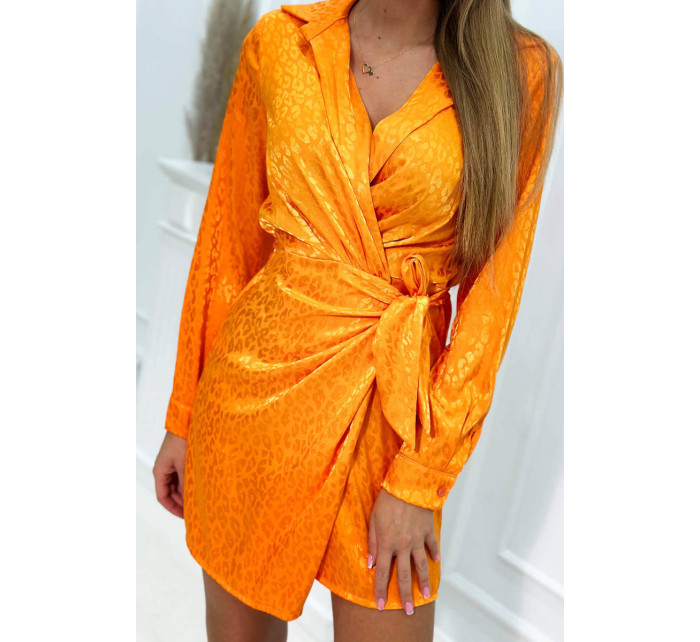 Šaty s viazaním v páse v oranžovej farbe
