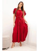 Dámske viskózové šaty s opaskom a volánom s krátkymi rukávmi bordovej farby