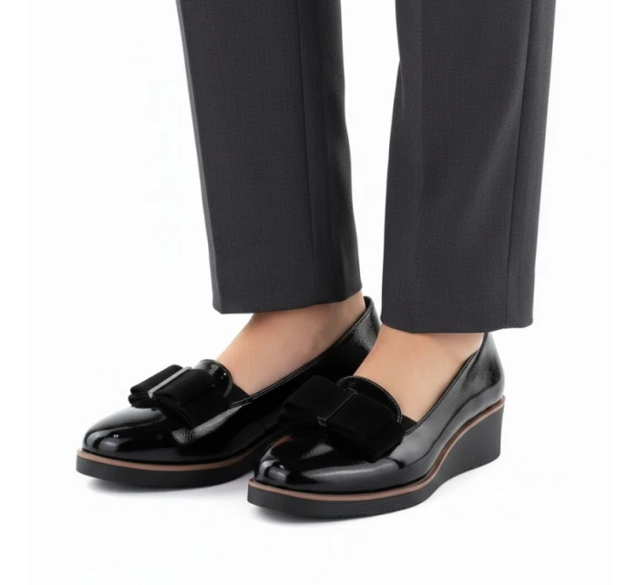 Dámske vysoké lakované čierne poltopánky Vinceza 58630