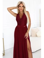 Dlouhé šaty s krajkovým výstřihem a rozparkem na nohou bordó model 21290321 - numoco