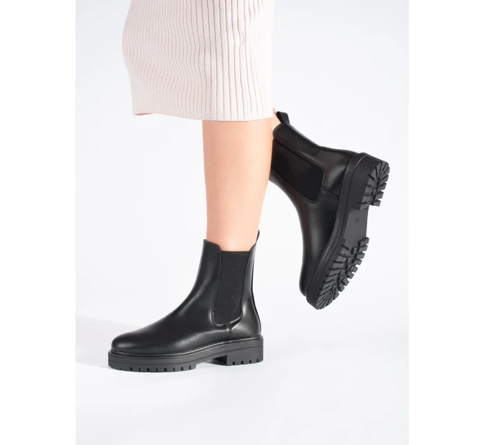 Pěkné dámské kotníčkové boty černé na plochém podpatku Pěkné dámské kotníčkové boty černé na plochém podpatku