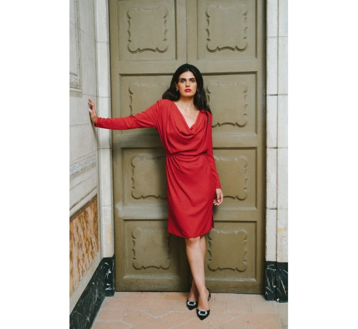 S428 Šaty s výstrihom - červené S428 Šaty s výstrihom - červené