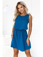 VICTORIA Letní šaty s střihem a páskem – mořská modrá model 22324712 - numoco VICTORIA Letní šaty s střihem a páskem – mořská modrá model 22324712 - numoco