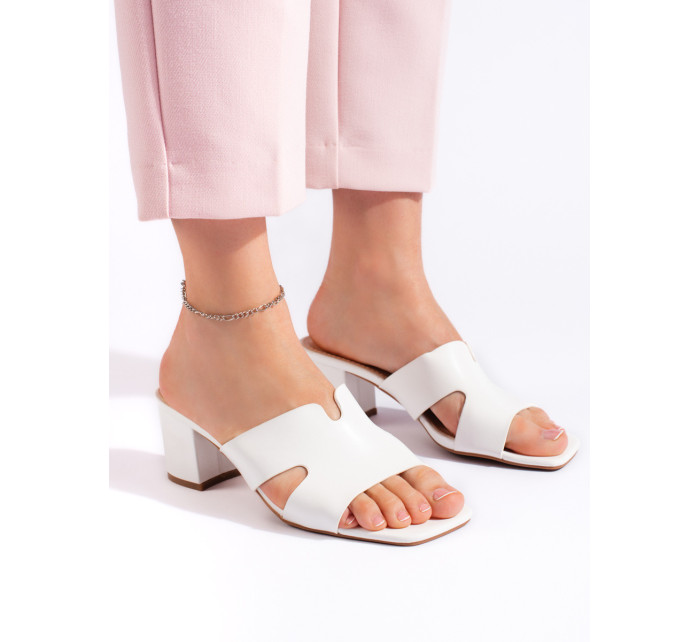 Pohodlné dámske sandále bielej farby na širokom podpätku