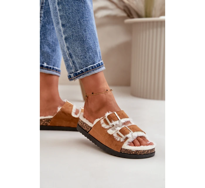 Dámské Pantofle S Přezkami A Kožíškem Camel model 21670224 - Boto Dámské Pantofle S Přezkami A Kožíškem Camel model 21670224 - Boto