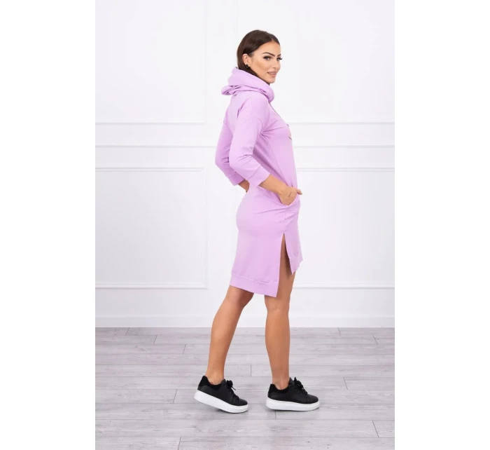 Šaty s dlhším chrbtom a farebnou potlačou fialovej farby