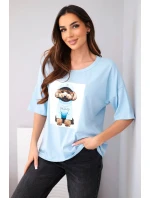 Dámska bavlnená blúzka oversize s krátkymi rukávmi a modrou potlačou