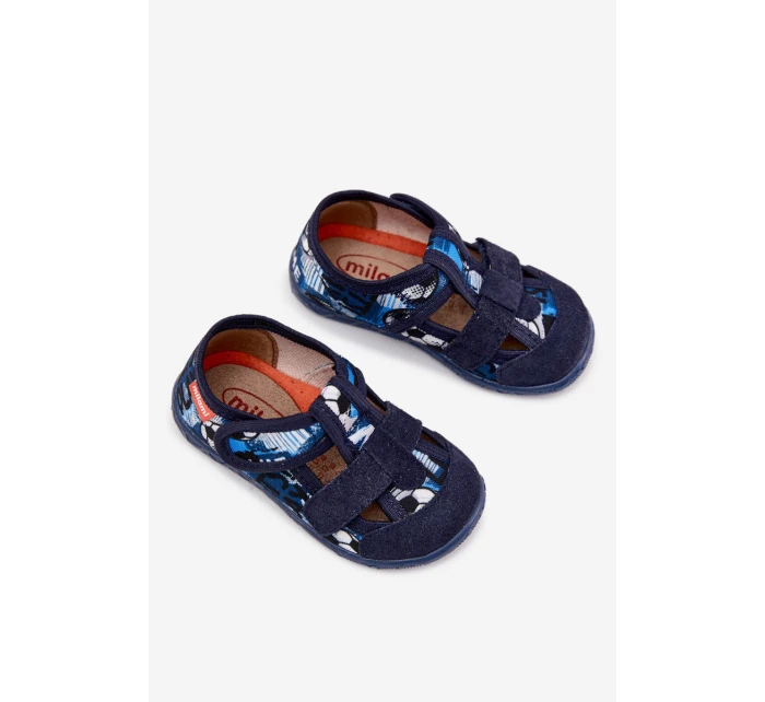 Detské papuče na suchý zips - tmavomodré Reathiana (s motívom lopty) Detské papuče na suchý zips - tmavomodré Reathiana (s motívom lopty)