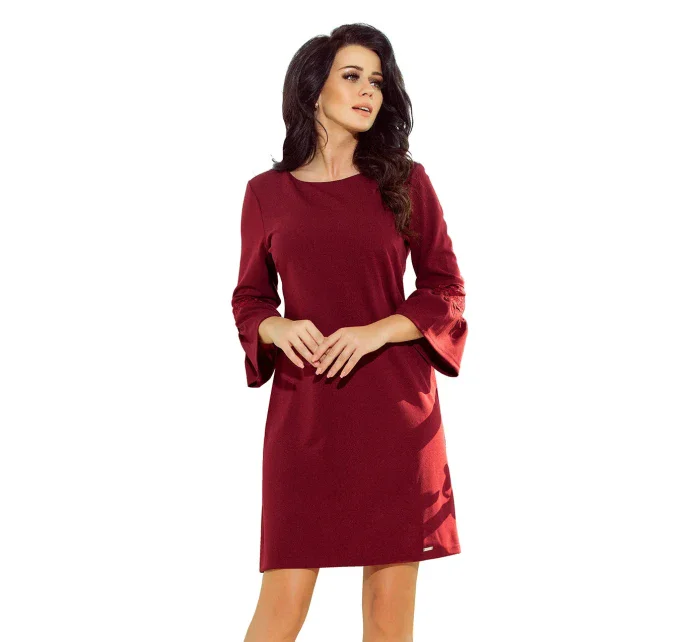 Dámské šaty v bordó barvě s krajkou na rukávech model 6318810 - numoco Dámské šaty v bordó barvě s krajkou na rukávech model 6318810 - numoco
